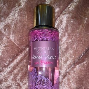 V.S Velnet Petals in Bloom fragrance mist